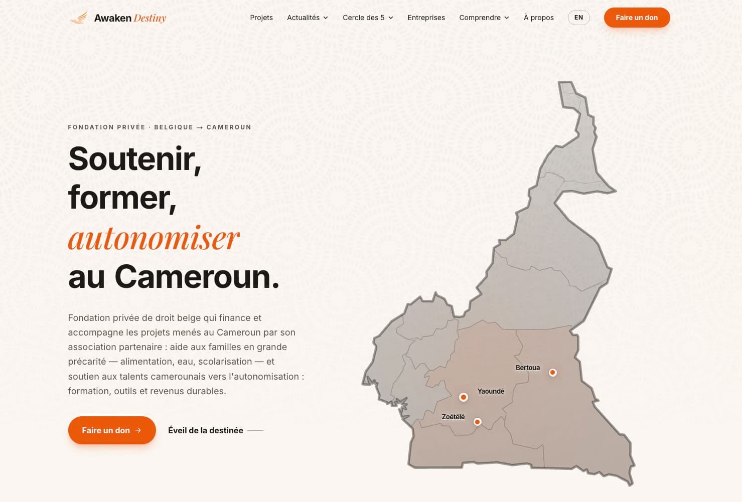 Page d’accueil d’Awaken Destiny : titre « Soutenir, former, autonomiser au Cameroun », carte du Cameroun avec Yaoundé, Bertoua et Zoétélé.